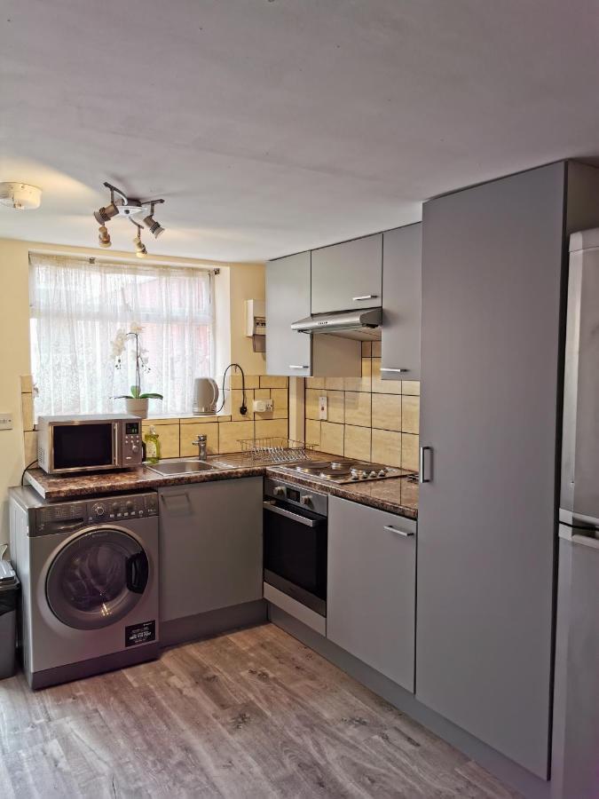 Palaz 1 - 2 Bedroom Garden Flat Edmonton Exterior photo